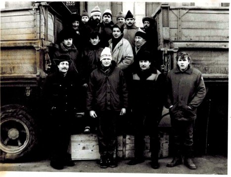 Dzintars Zariņš (pirmajā rindā otrais no kreisās) 1991.gada janvāra barikādēs. / Foto no Dzintara Zariņa pers.arhīva